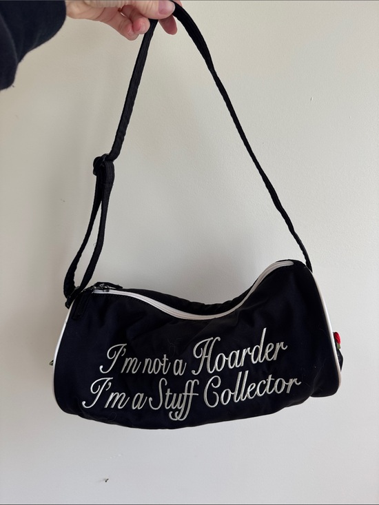 Sculptor worldwide Handbags - Black Shoulder Bag with White Script "I'm not a Hoarder I'm a Stuff Collector"